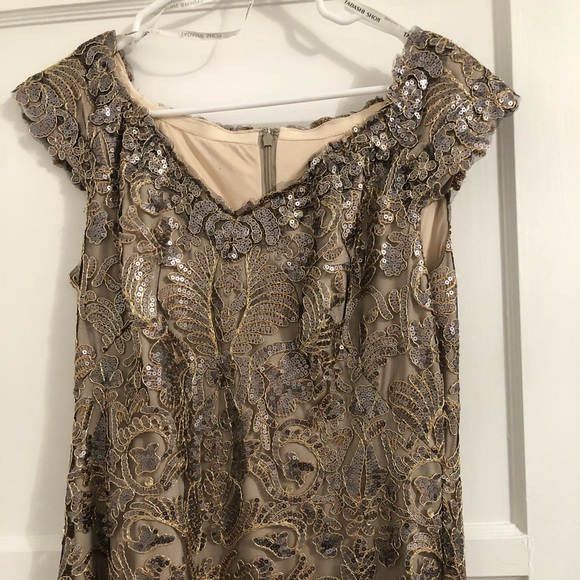 Gold gown with sequence - Picture 3 of 6